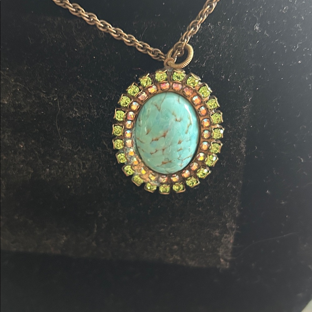 Elegant Turquoise Pendant Necklace with Gold Detailing - Picture 2 of 11